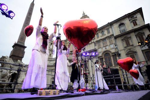 PIAZZA NAVONA, GRANDE RISPOSTA DELLA CITTA’