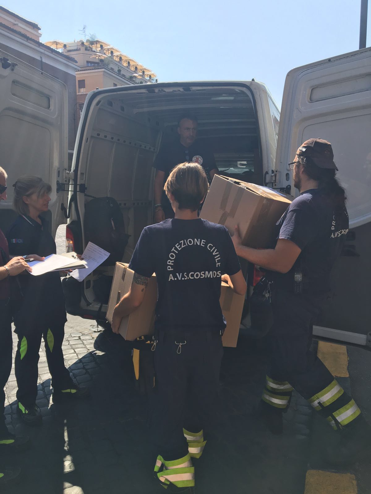 CONSEGNA ALLA PROTEZIONE CIVILE DEGLI AIUTI PER LE POPOLAZIONI COLPITE DAL TERREMOTO