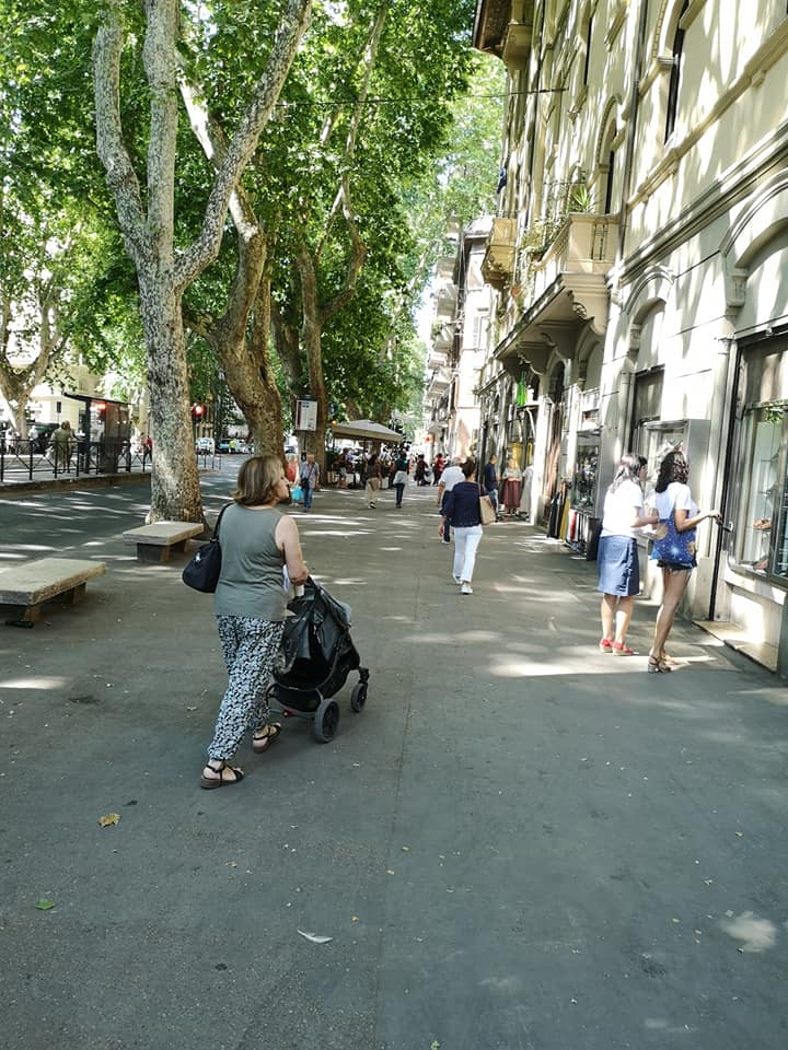 VIALE TRASTEVERE LIBERATA DALLE BANCARELLE