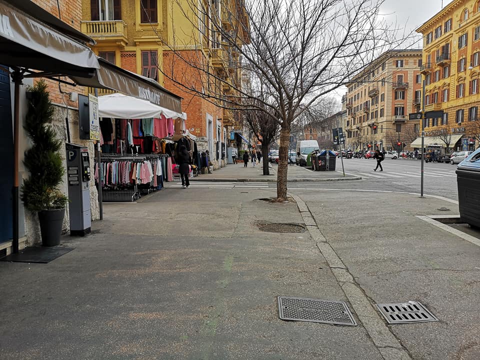 LIBERATI I MARCIAPIEDI DI VIA FERRARI