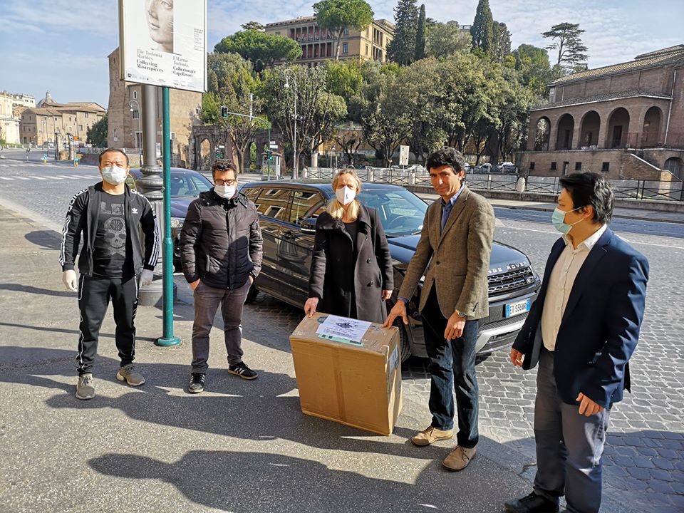 LA COMUNITA’ CINESE DONA MASCHERINE AL PRIMO MUNICIPIO