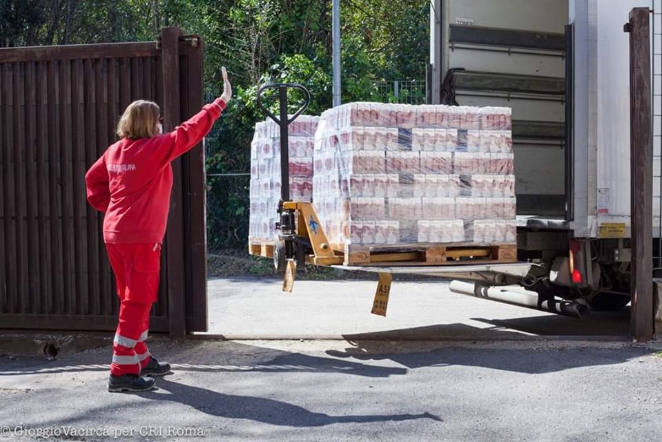 SOLIDARIETA’, RACCOLTA GENERI ALIMENTARI CON BOTTEGHE ROMANE E CROCE ROSSA