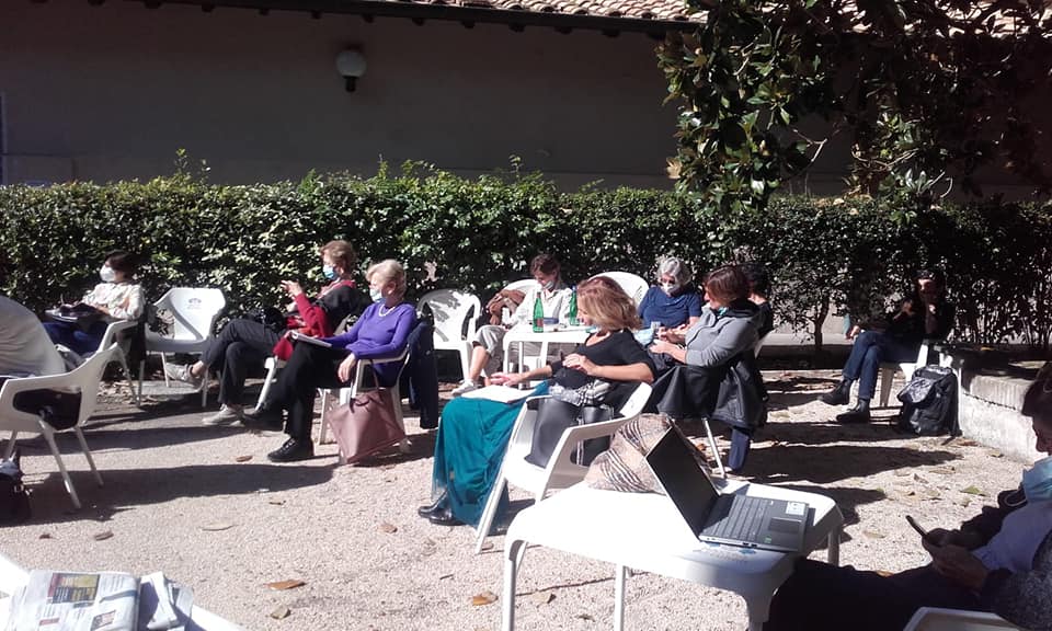 RAGGI DISTANTE DALLE DONNE