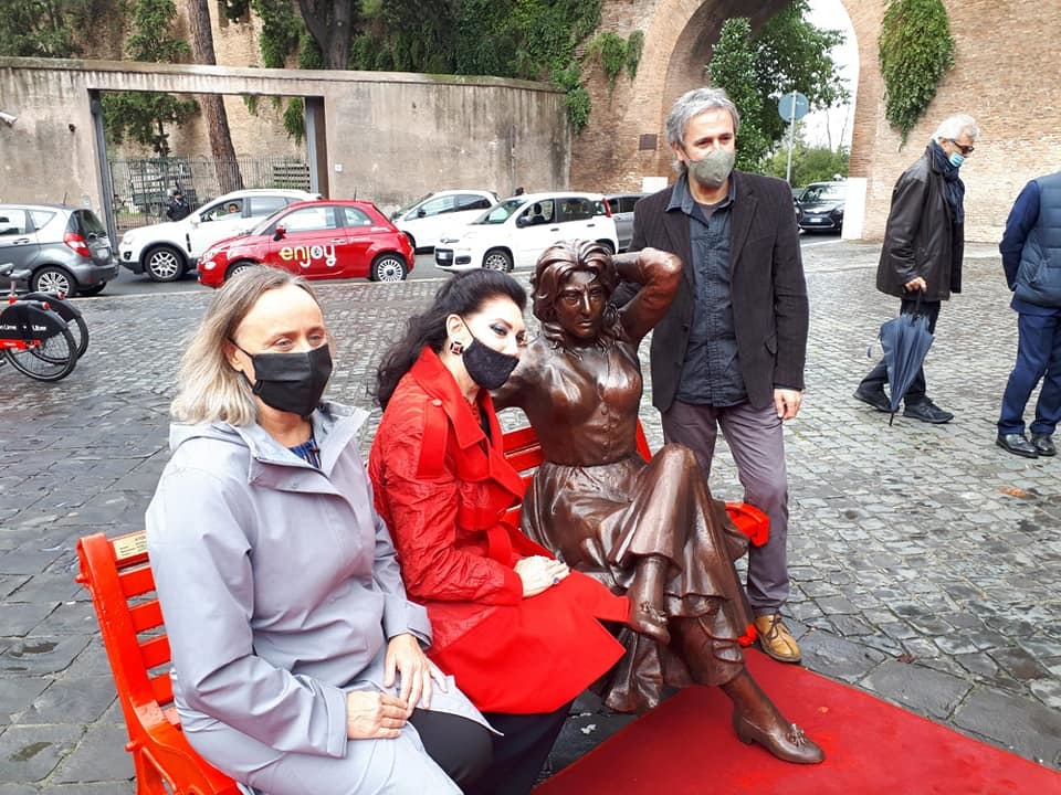 UNA PANCHINA ROSSA PER ANNA MAGNANI