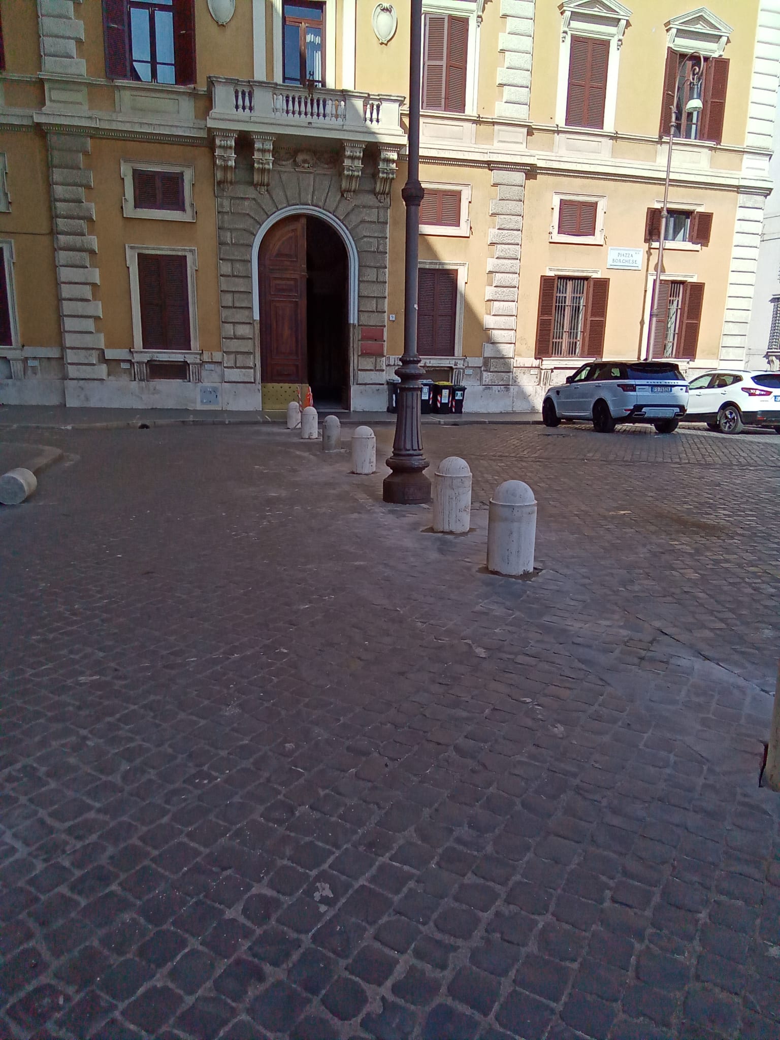 PIAZZA BORGHESE TORNA AD ESSERE PEDONALE
