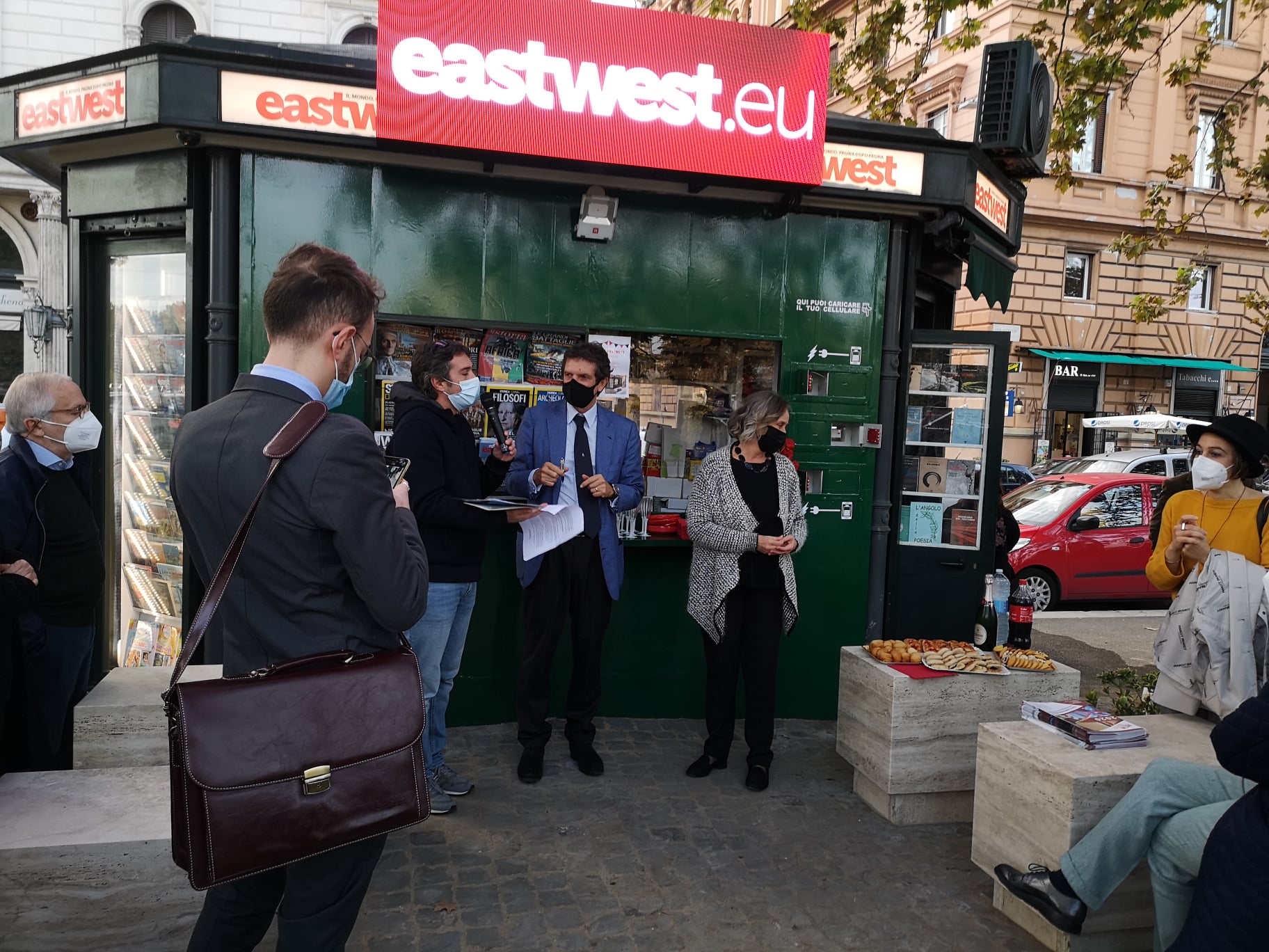 MINI AGORA’ ALL’EDICOLA EASTWEST DI LUNGOTEVERE MELLINI