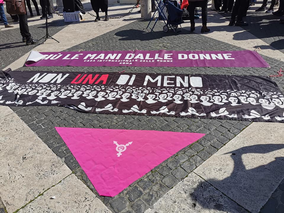 IL FEMMINISMO NON SI METTE A BANDO
