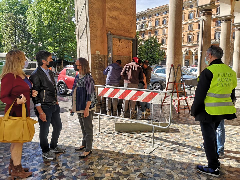 RIMOZIONI DI ARREDI COMMERCIALI SENZA TITOLO A PIAZZA VITTORIO
