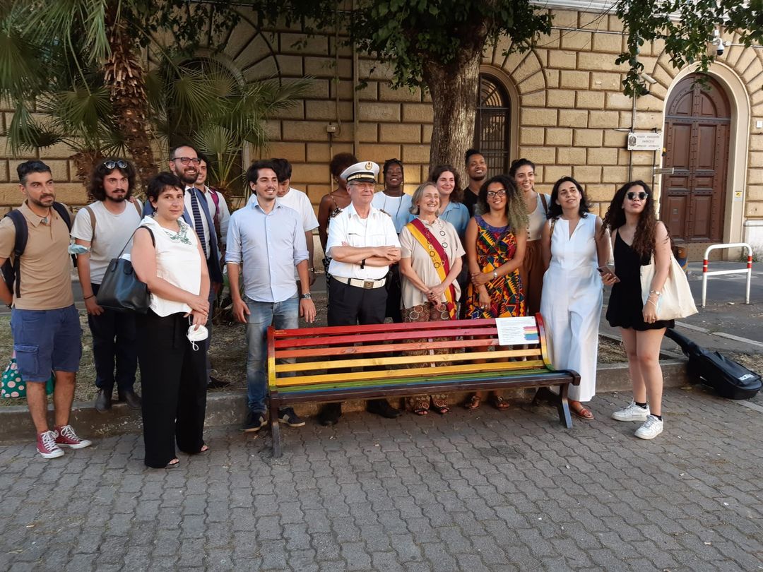 UNA PANCHINA ARCOBALENO CONTRO LA DISCRIMINAZIONE