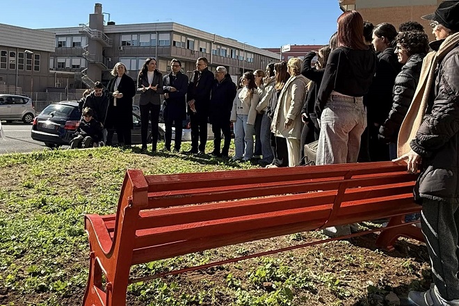UNA PANCHINA ROSSA CONTRO LA VIOLENZA SULLE DONNE E LA DISPARITA’ DI GENERE NEL MUNICIPIO VII
